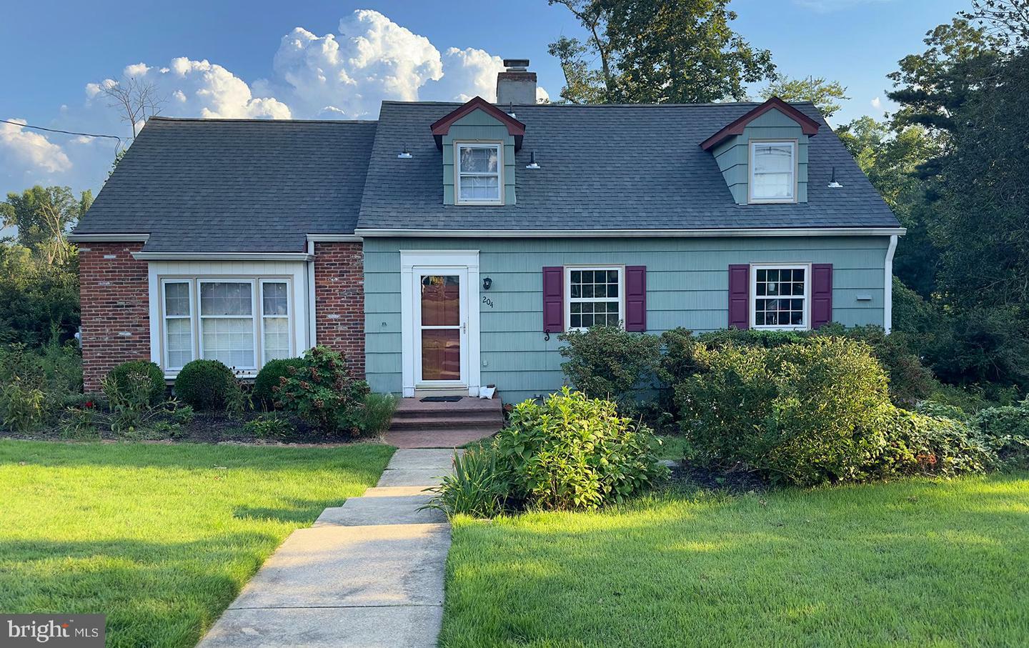 Property Photo:  204 W Cedar Street  NJ 08090 