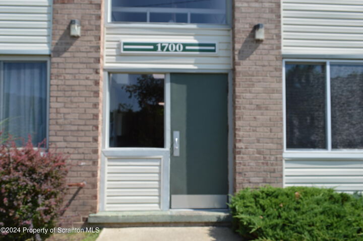 Property Photo: 1704 Summit Pointe PA 18508