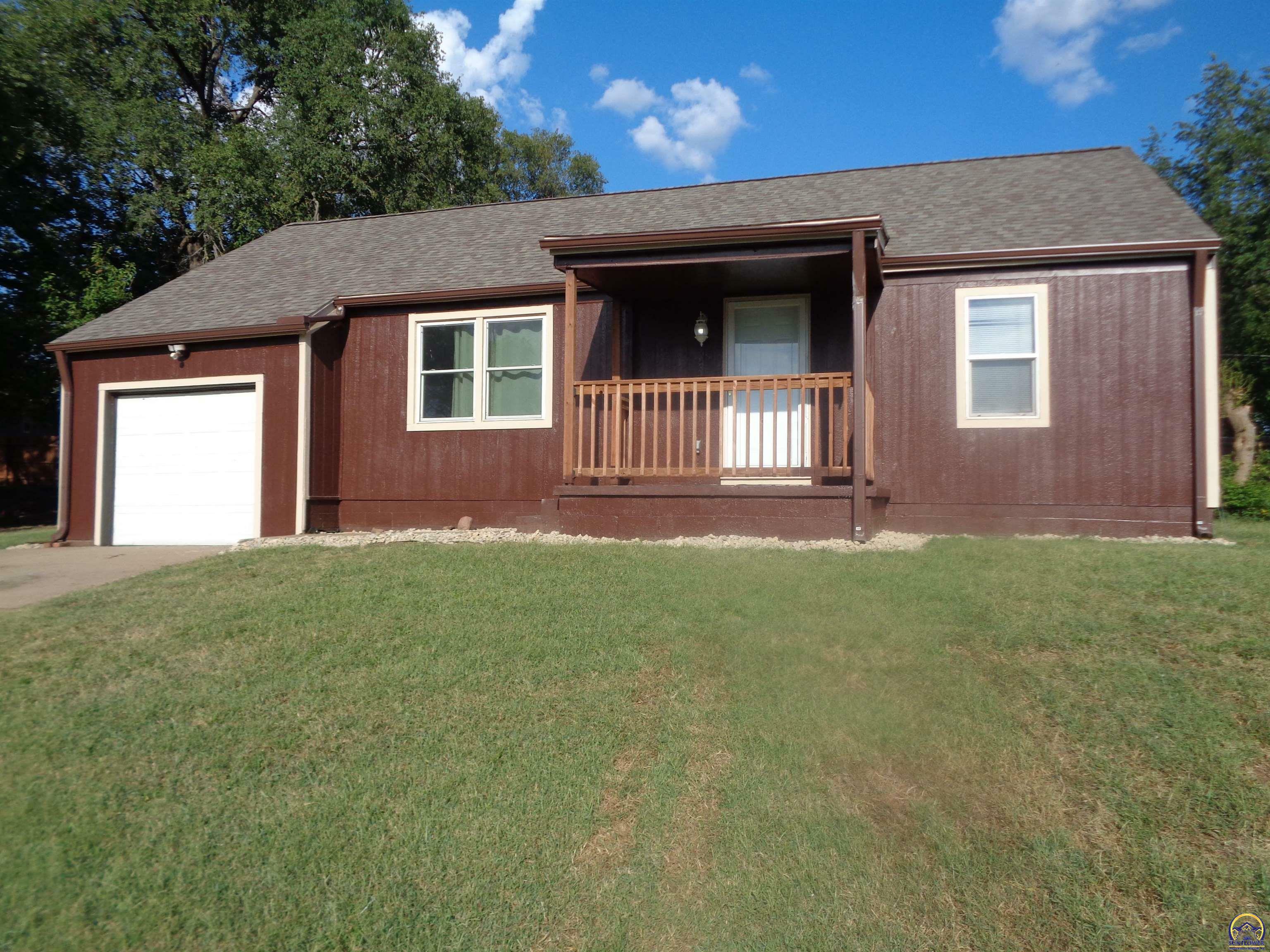 Property Photo:  2210 SE Monroe St  KS 66605 