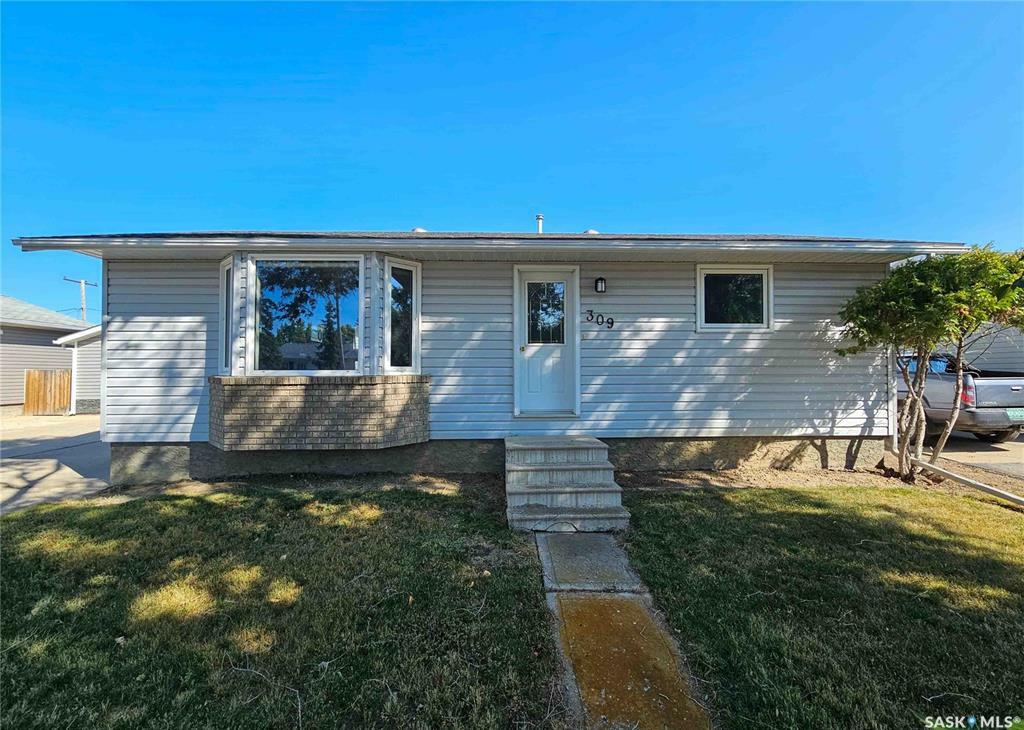 Property Photo:  309 7th Avenue W  SK S0L 2V0 