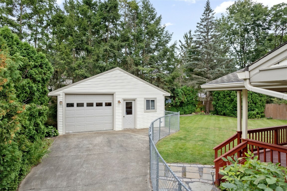 Property Photo:  1004 Imperial Woods Drive  NY 13850 