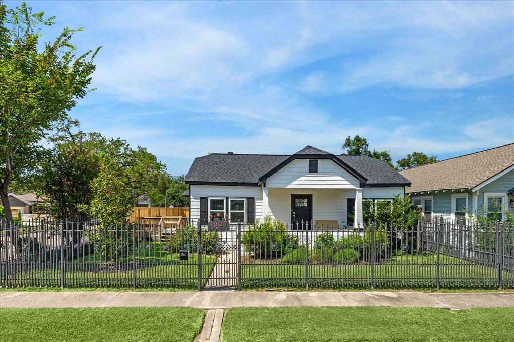 1037 E 16th Street  Houston TX 77009 photo