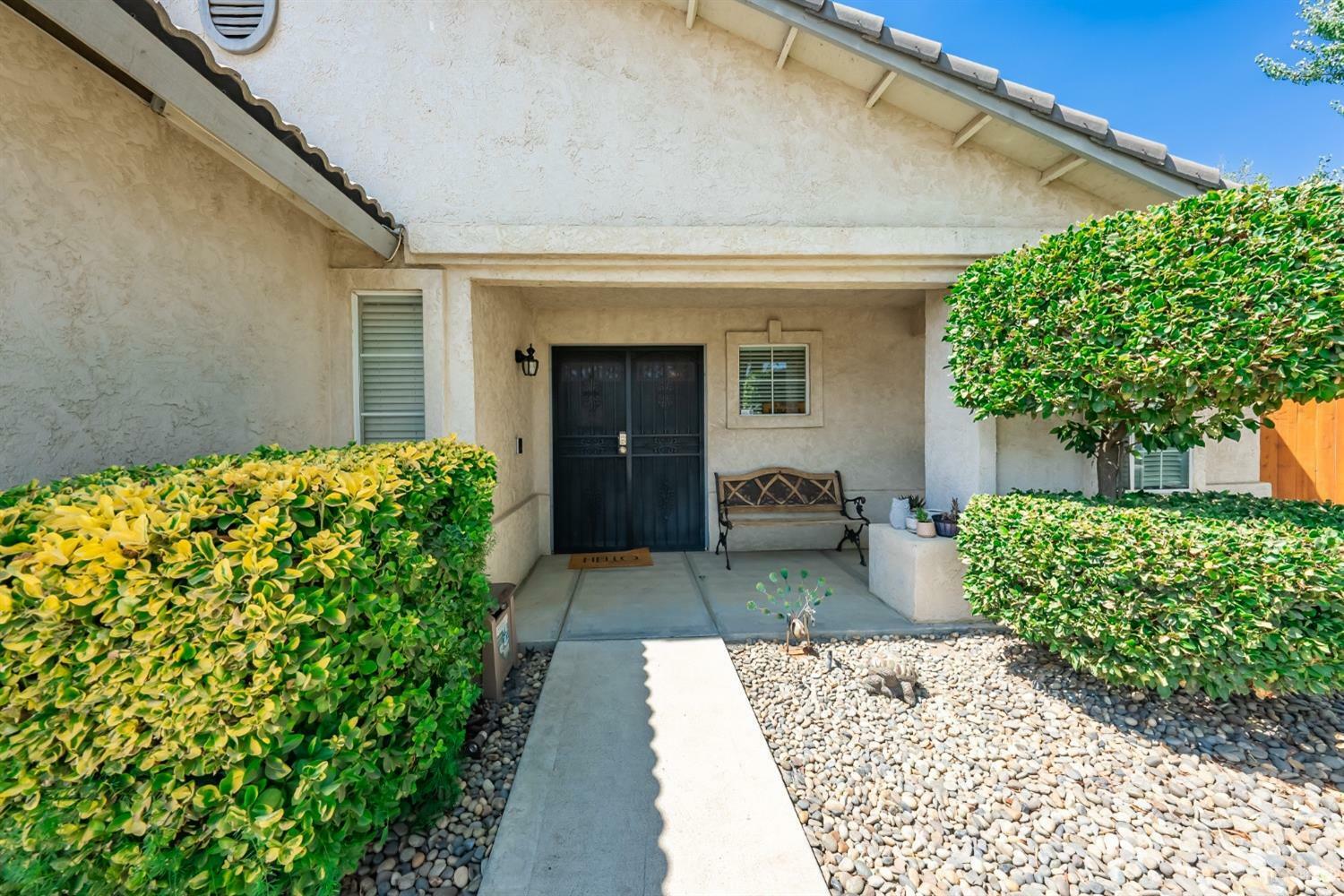 Property Photo:  1115 Paris Place  CA 93245 