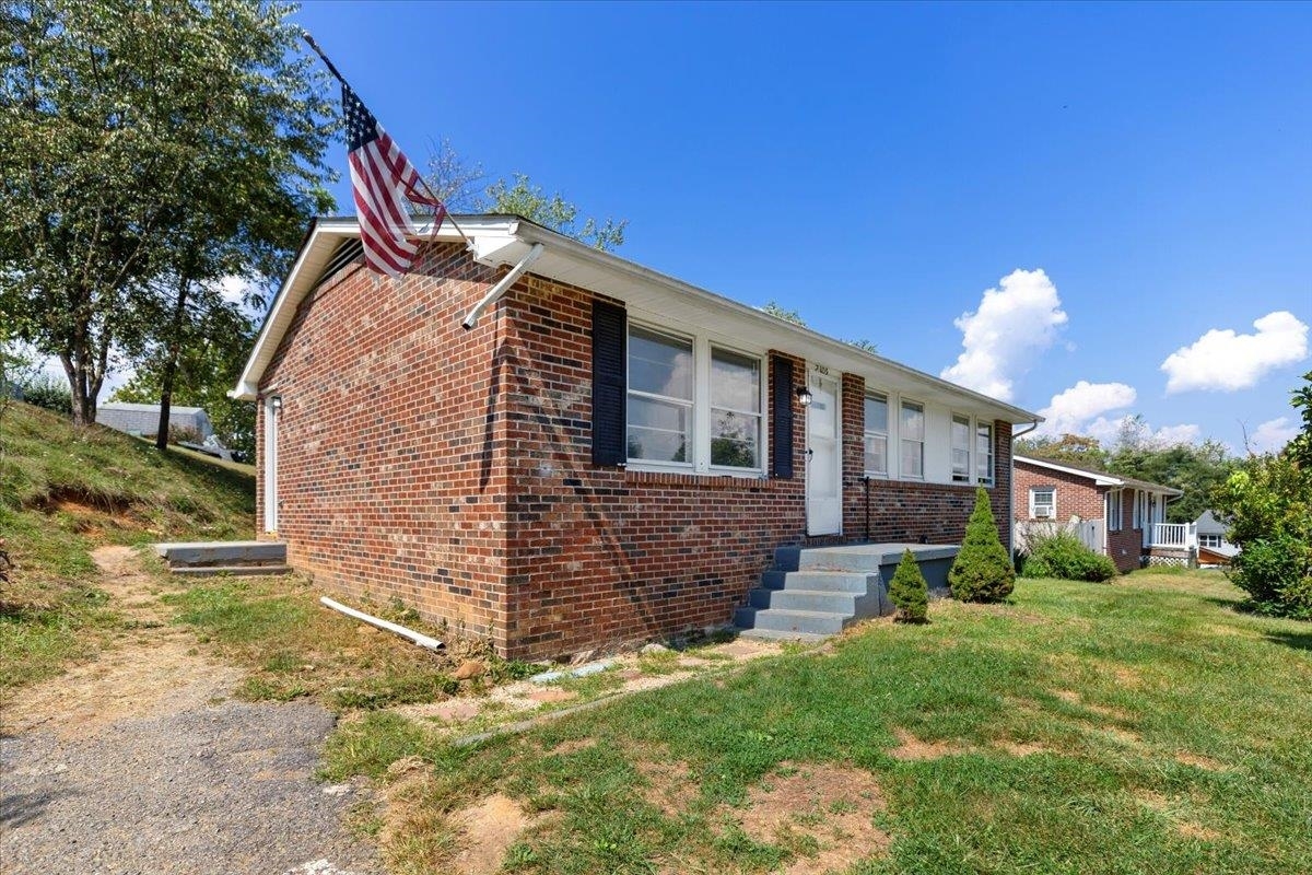 Property Photo:  2305 Elmwood Street  VA 24141 