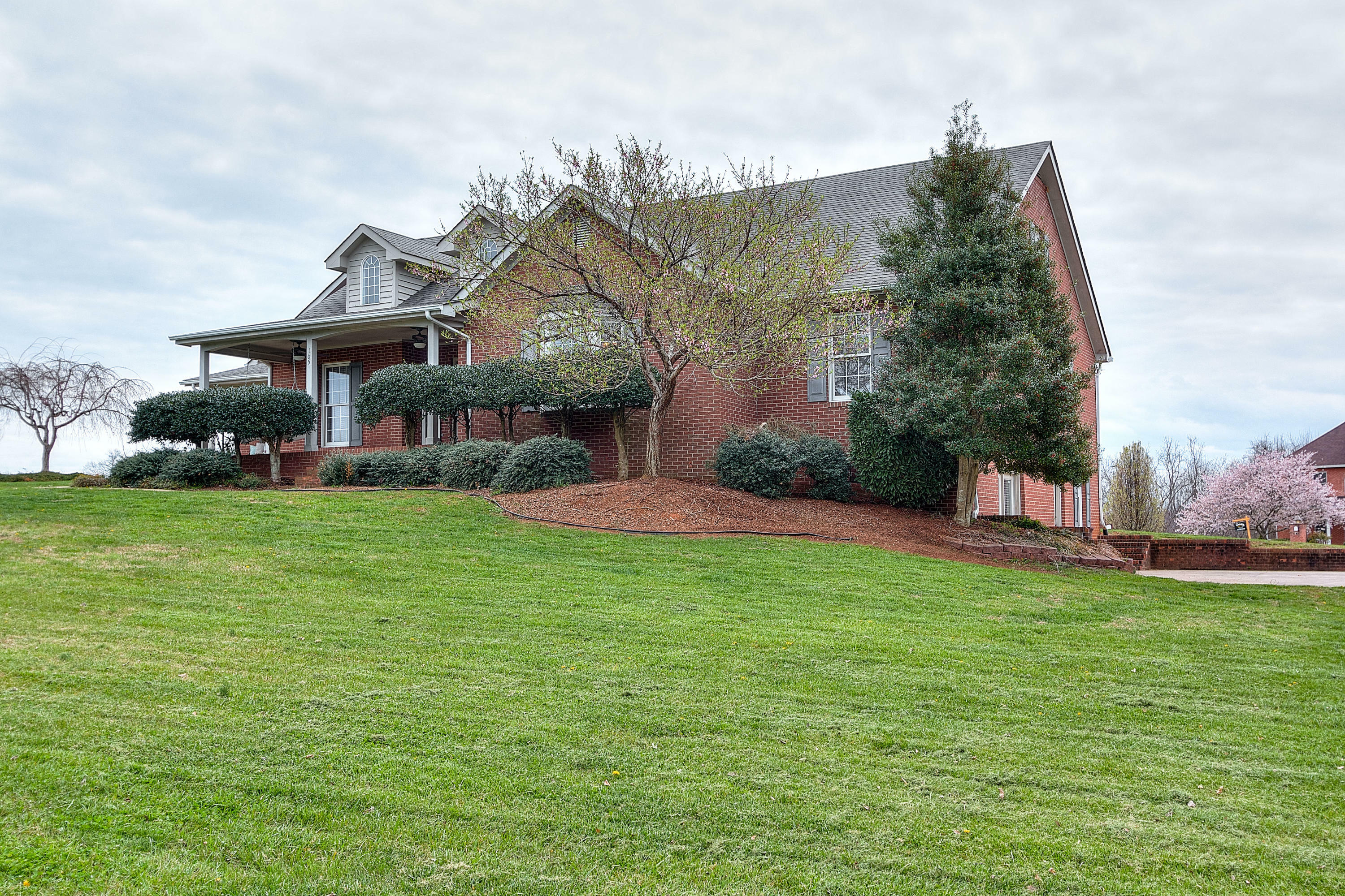 Property Photo:  105 Jamestown Dr Drive  TN 37686 