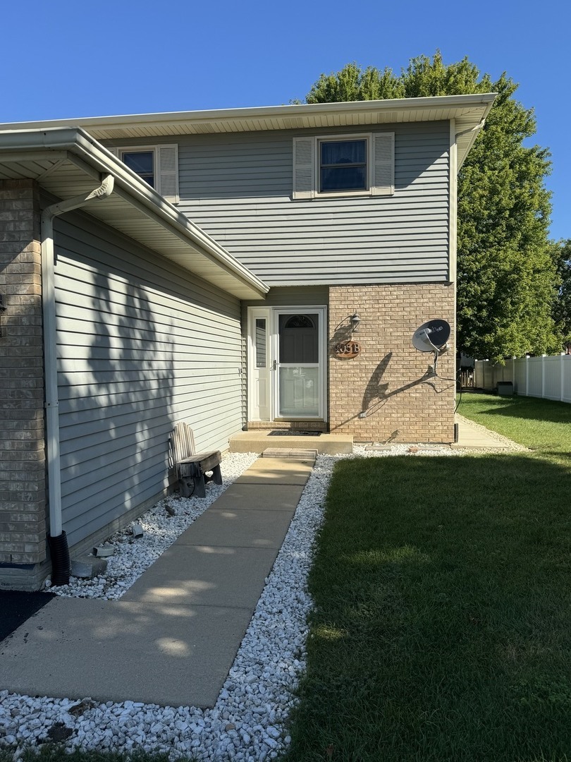 Property Photo:  405 Elm Street B  IL 60560 