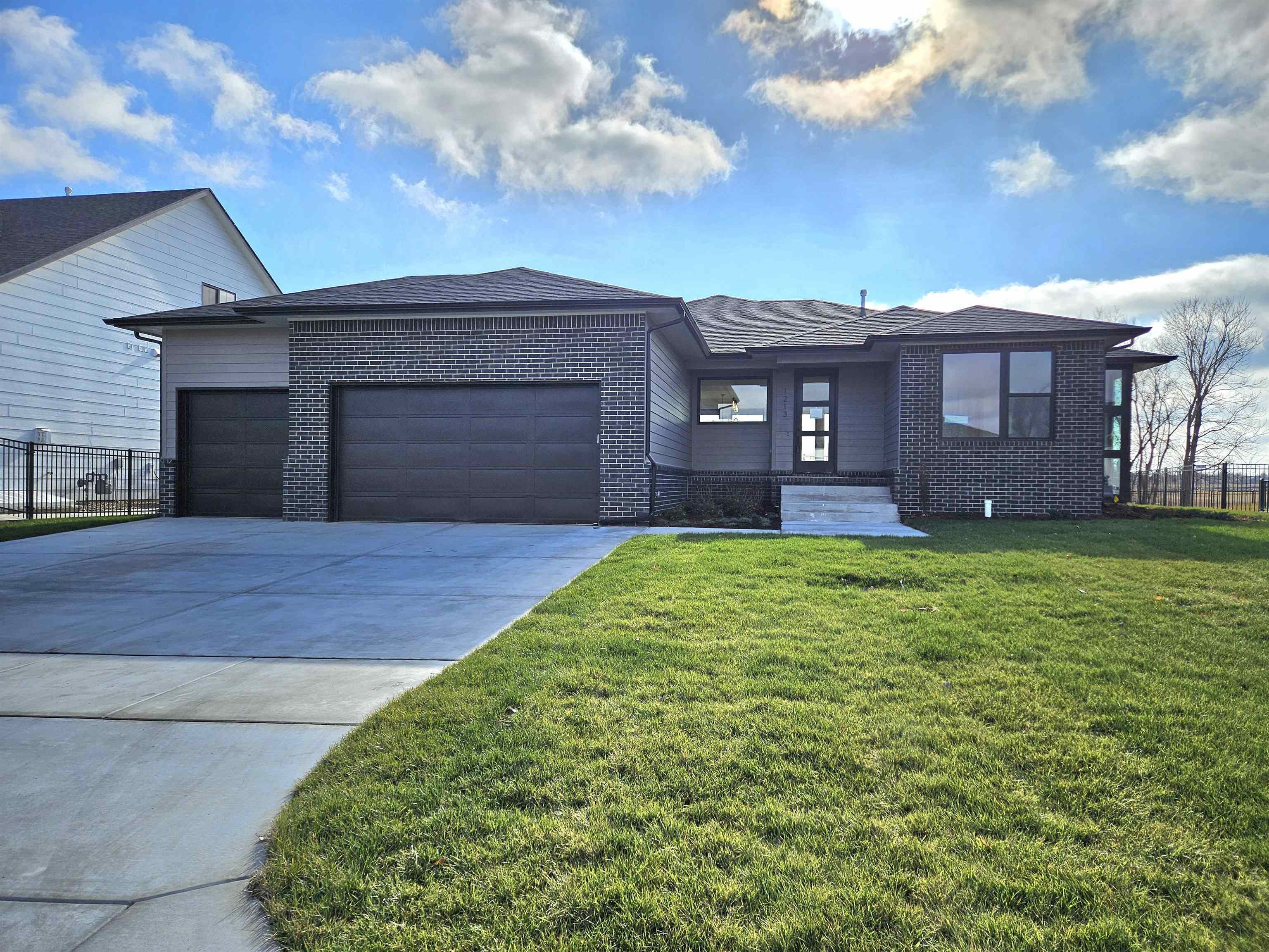 Property Photo:  1213 W Lakeway Ct  KS 67002 