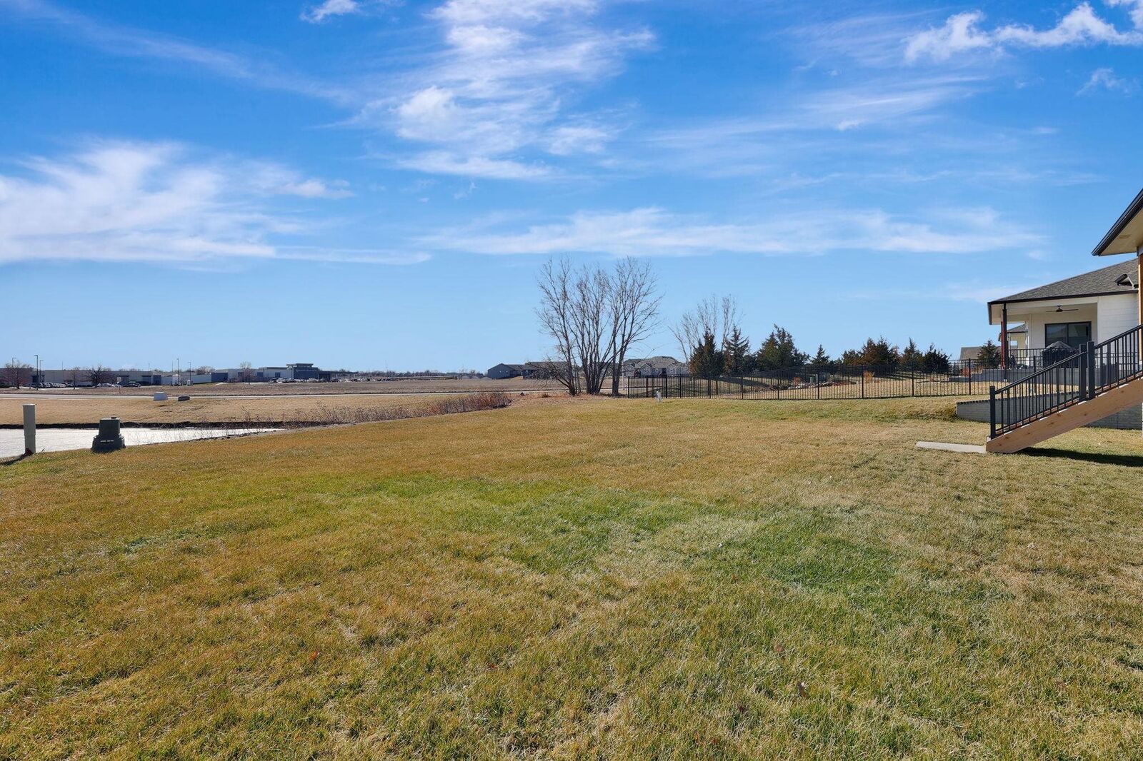 Property Photo:  1213 W Lakeway Ct  KS 67002 