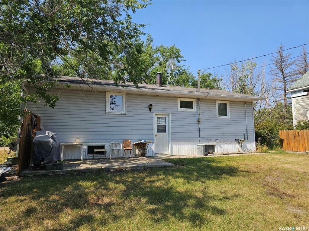 Property Photo:  132 2nd Street E  SK S0H 2W0 