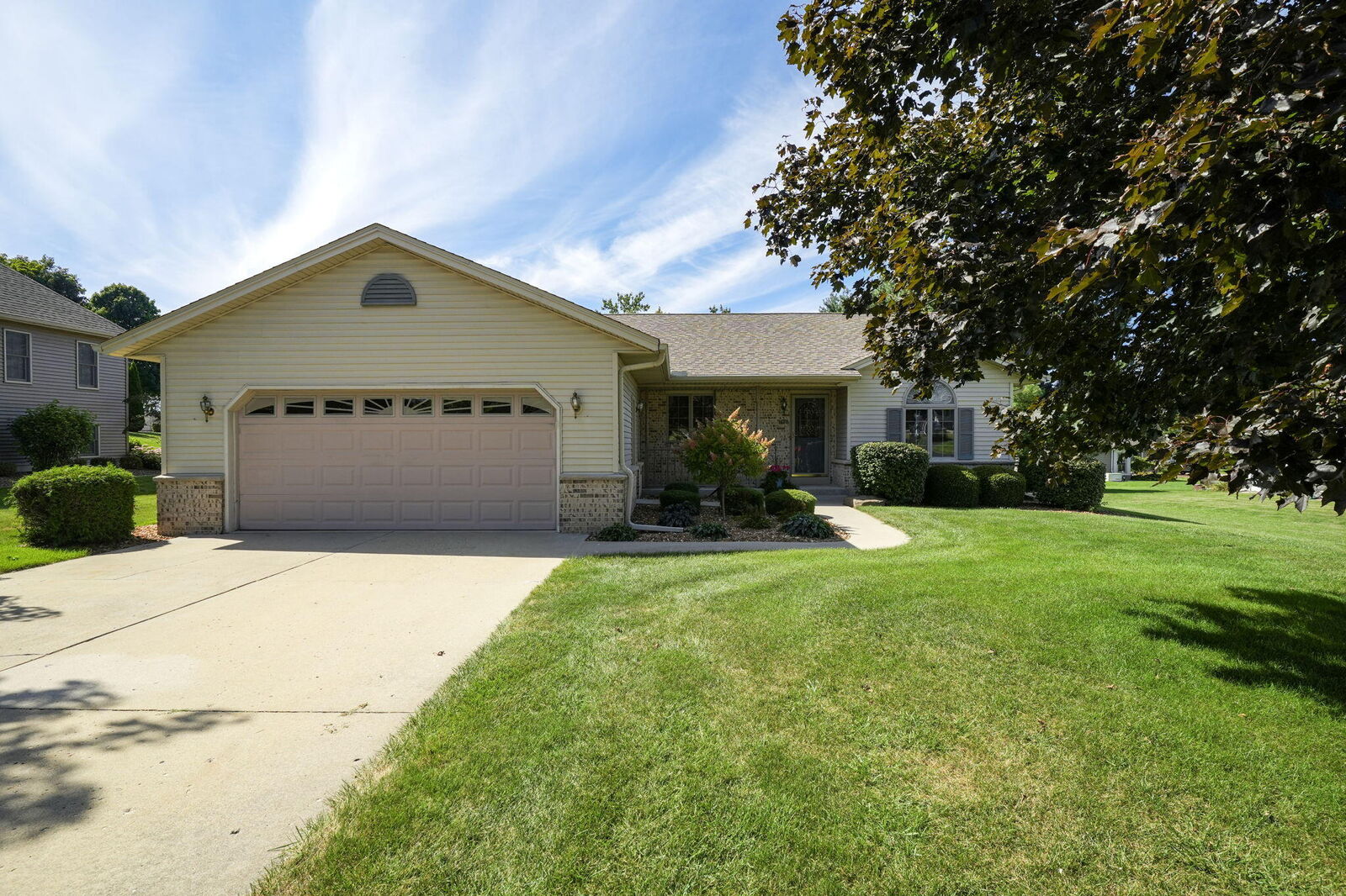 Property Photo:  1678 Wood Ridge Ln  WI 53105 