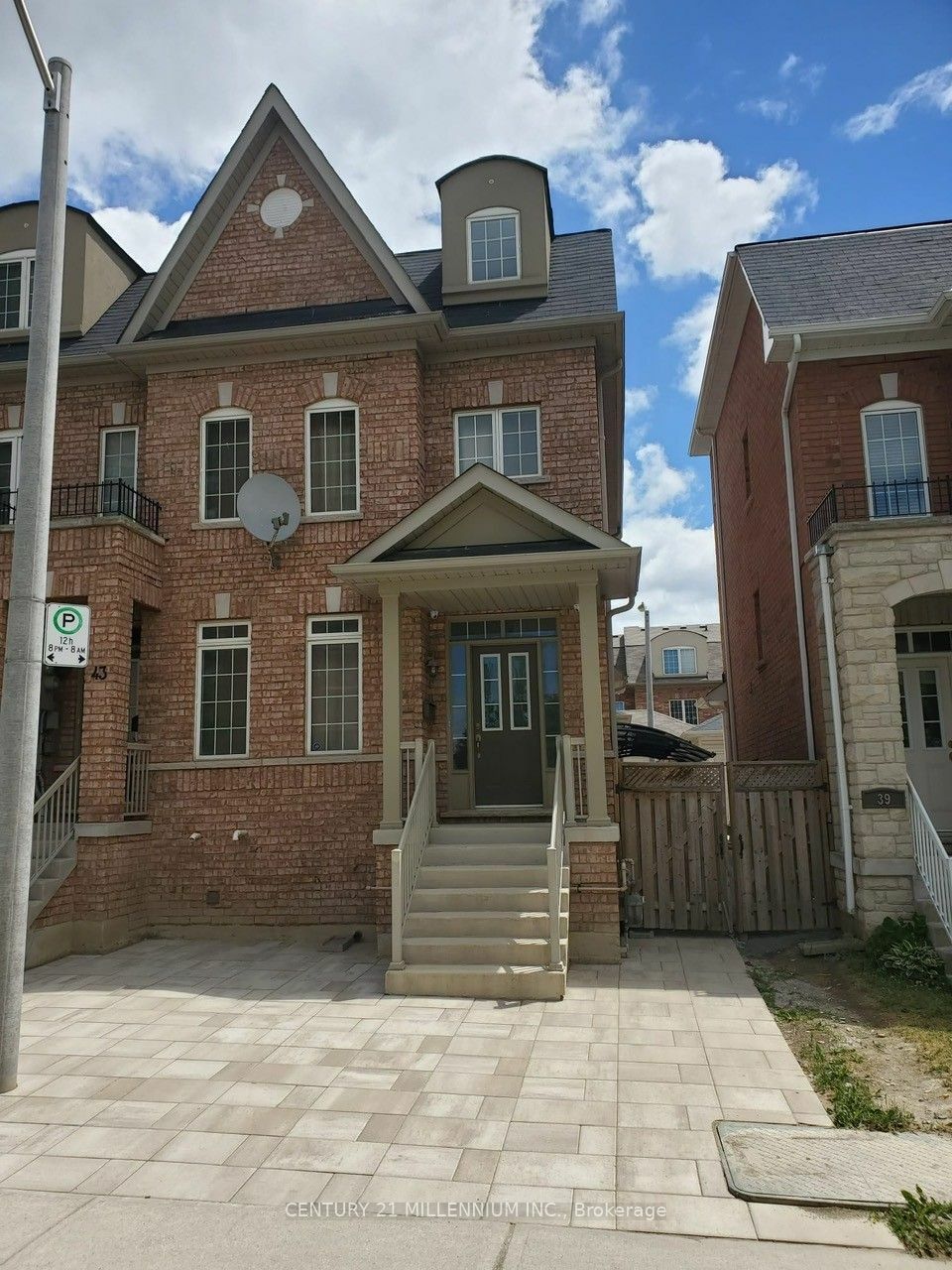 Property Photo:  41 Parrotta Dr Upper  ON M9M 0B4 