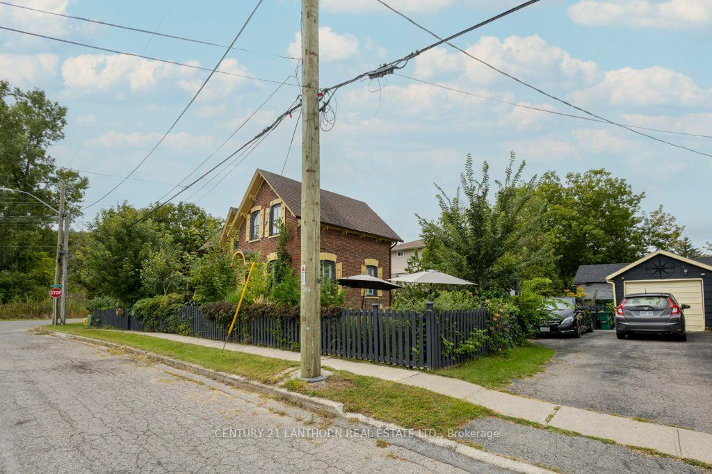 Property Photo:  32 Hollen St  ON K8V 4G7 