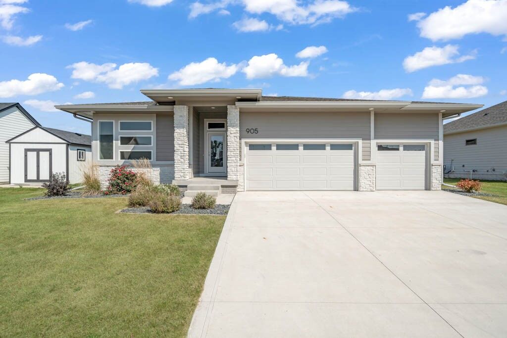 Property Photo:  905 NE 12th Street  IA 50111 