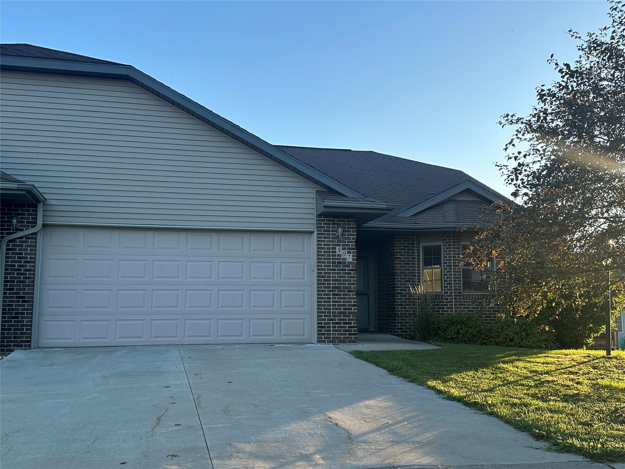 Property Photo:  507 Edgebrook Court  IA 50158 