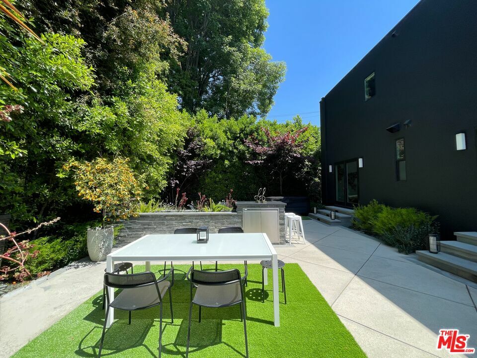 Property Photo:  2903   Nichols Canyon Rd  CA 90046 