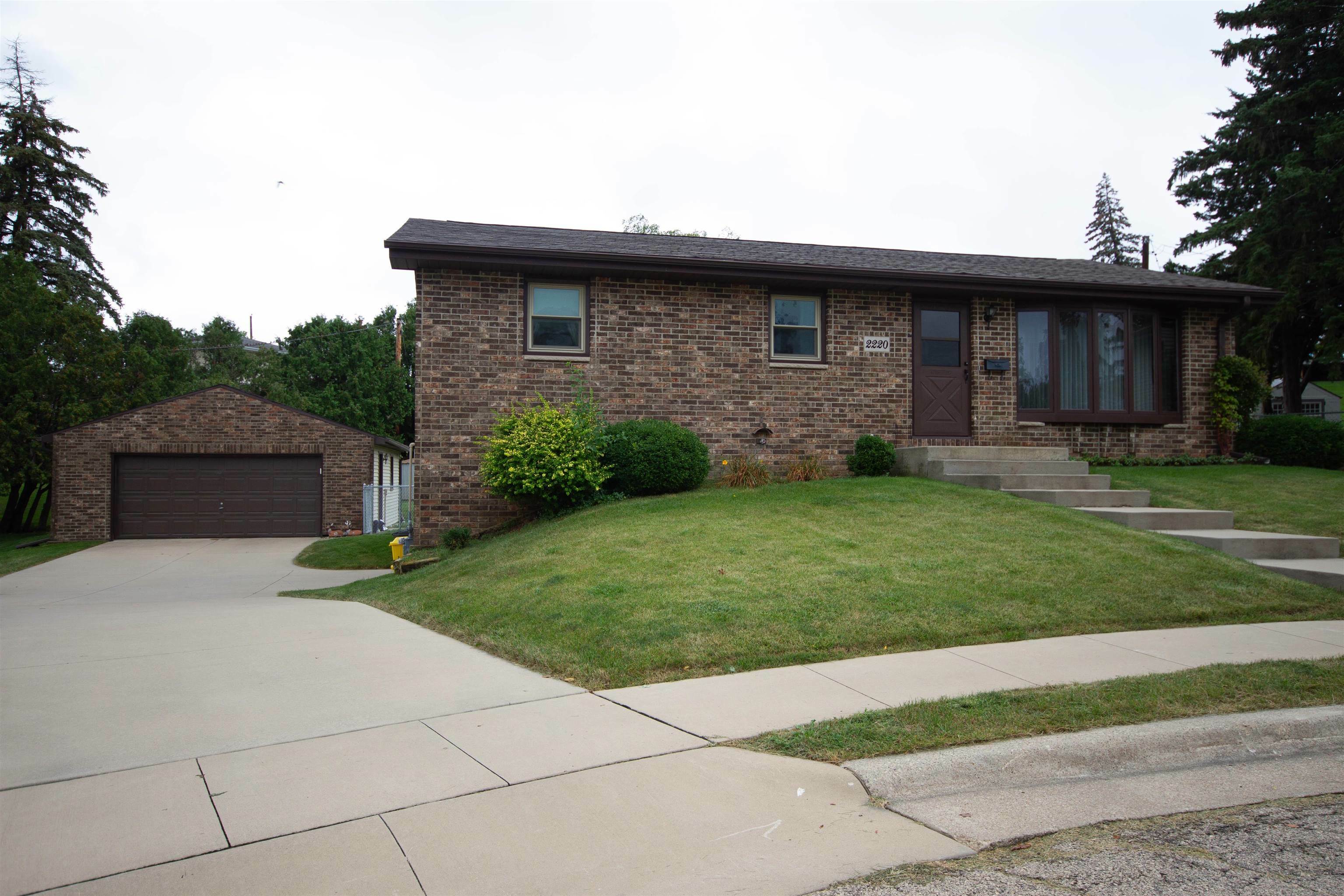 Property Photo:  2220 Chippewa Drive  IA 52001 