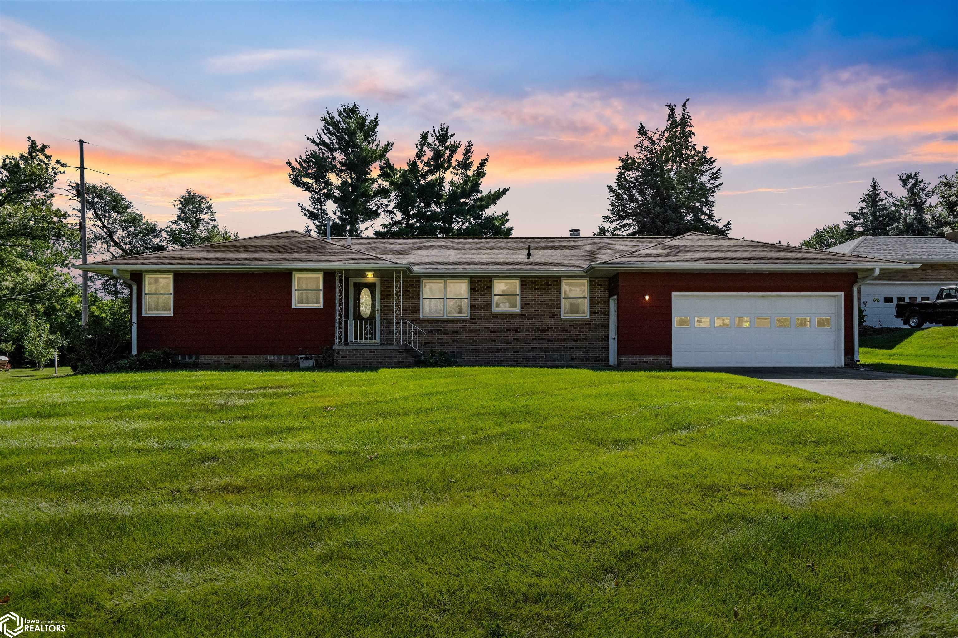 Property Photo:  304 Brentwood Road  IA 50158 