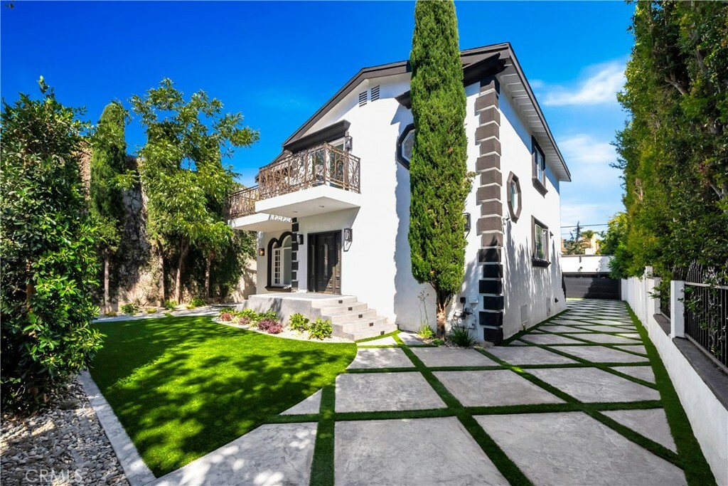 Property Photo:  652 N Cahuenga Boulevard  CA 90004 