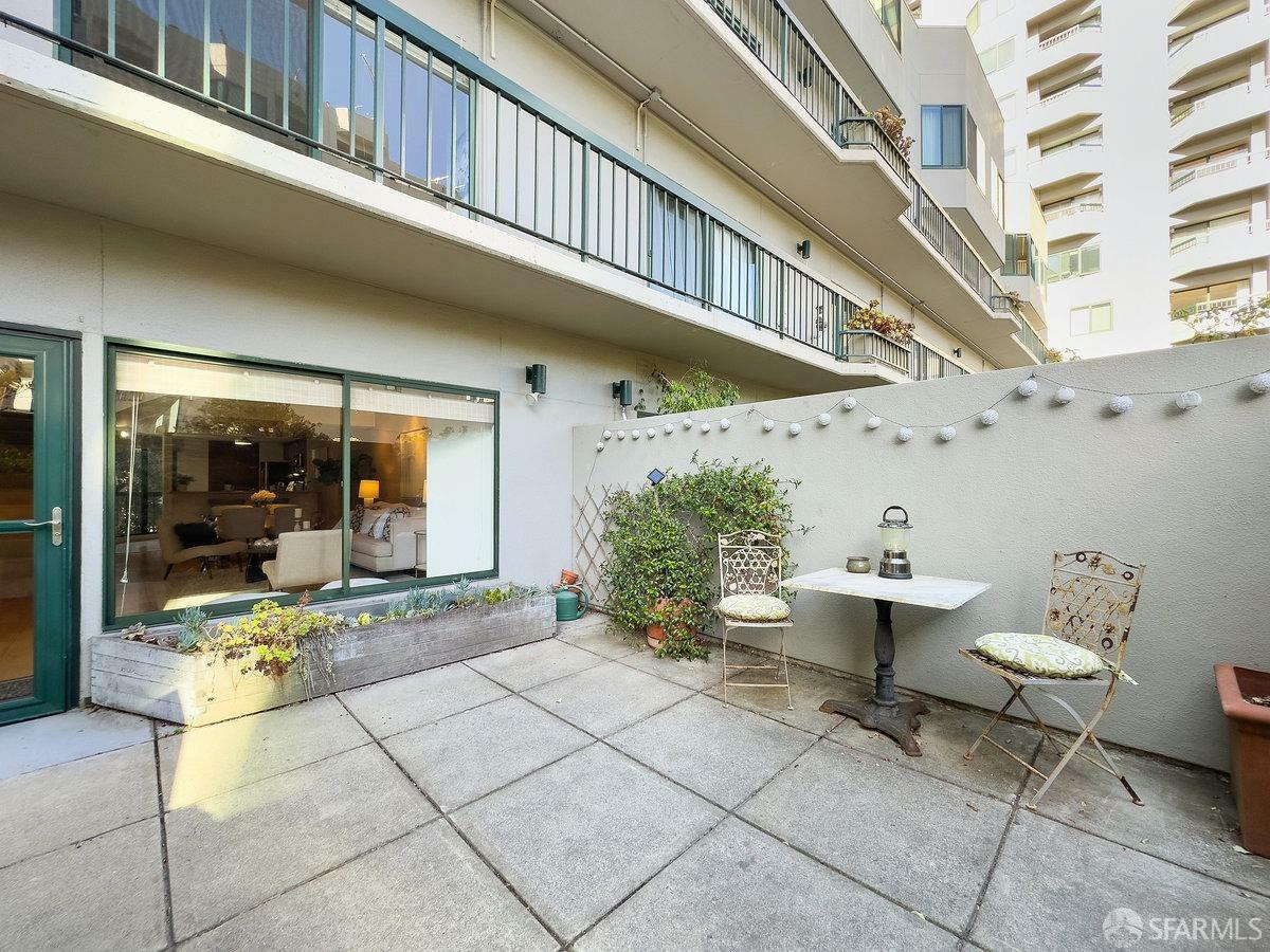 Property Photo:  601 Van Ness Avenue 4  CA 94102 