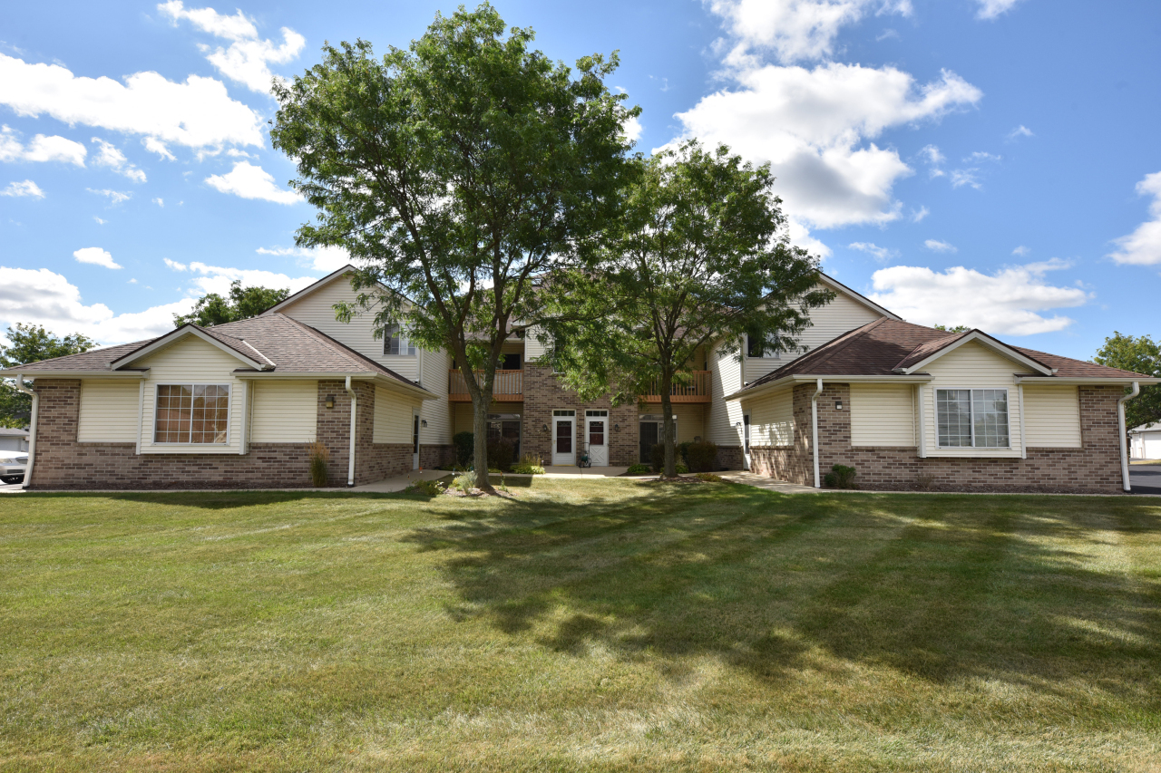 4936 W Maple Leaf Cir  Greenfield WI 53220 photo