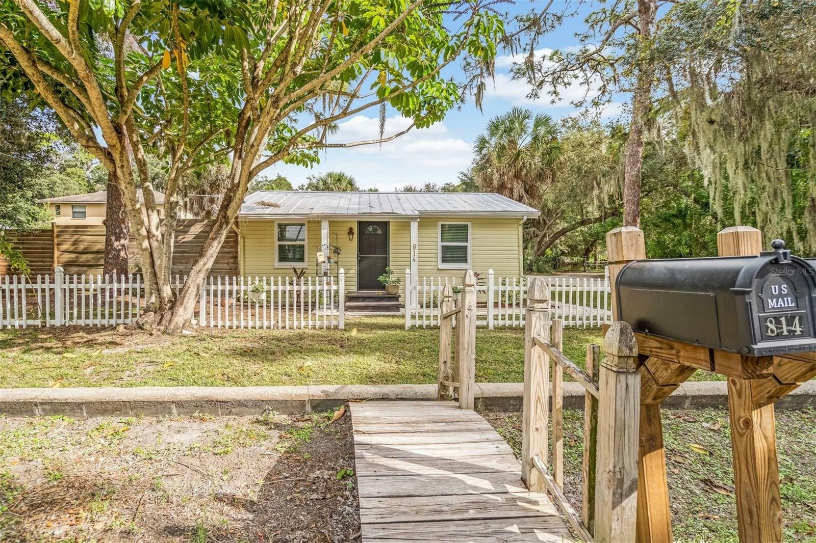 Property Photo:  814 Anderson Road  FL 34275 