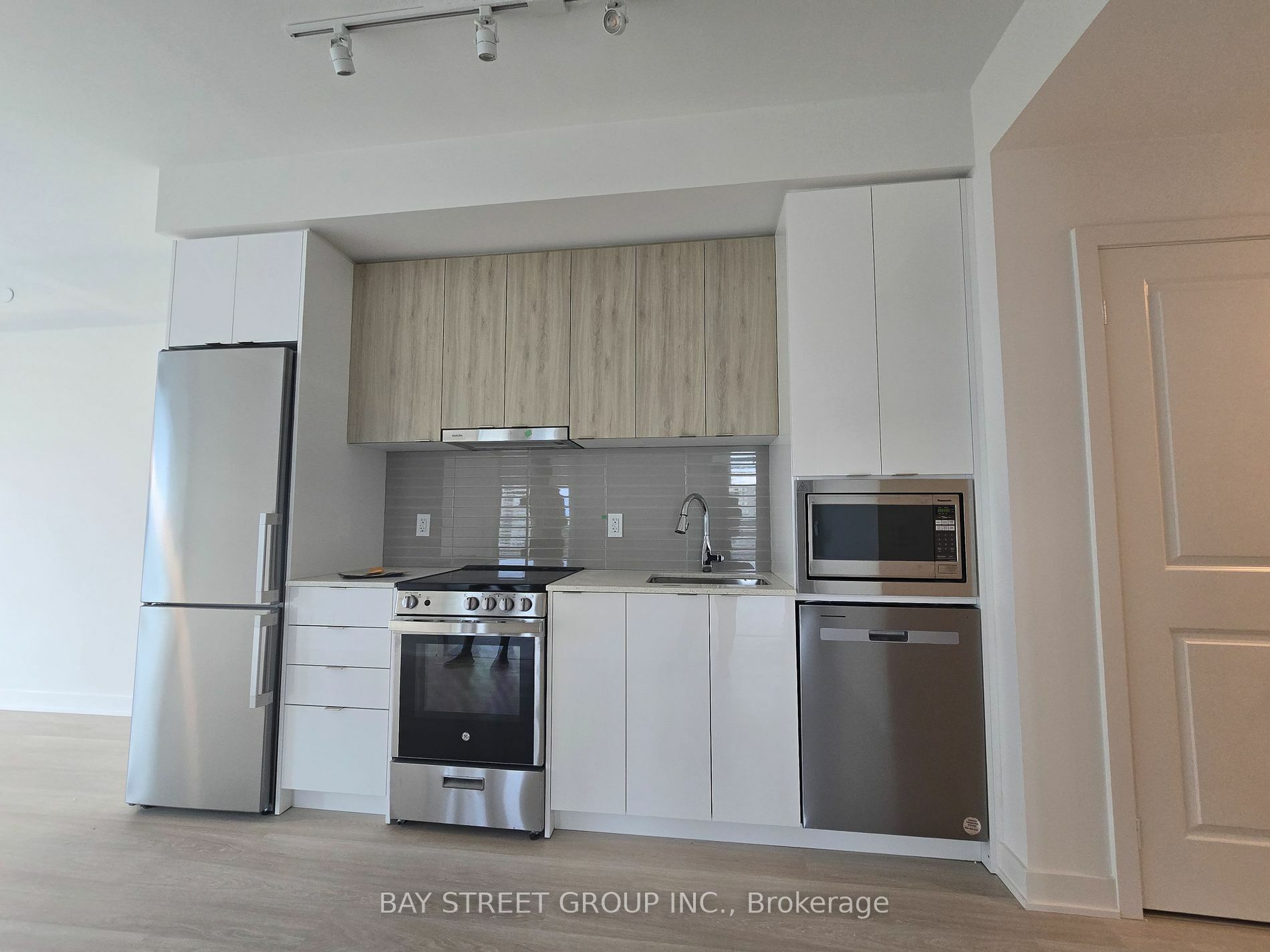 Property Photo:  50 Upper Mall Way 902B  ON L4J 4P8 