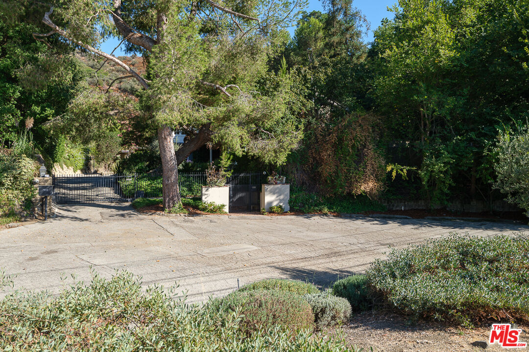 Property Photo:  7972   Mulholland Dr  CA 90046 