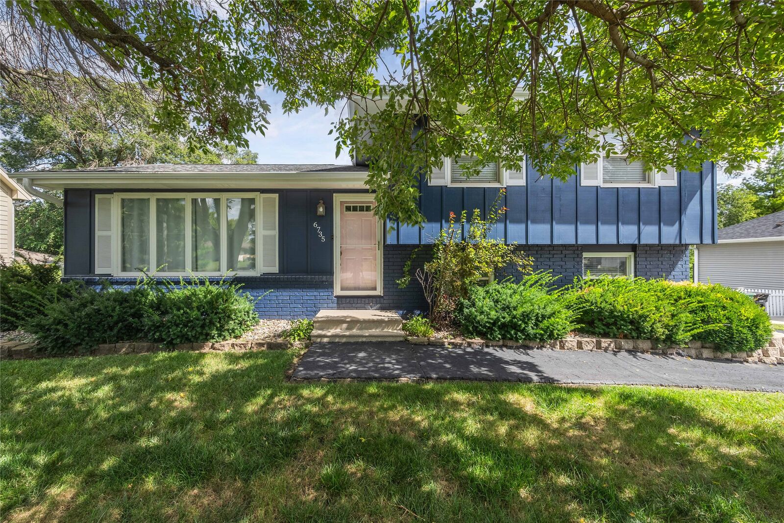 Property Photo: 6735 NW 6th Drive IA 50313