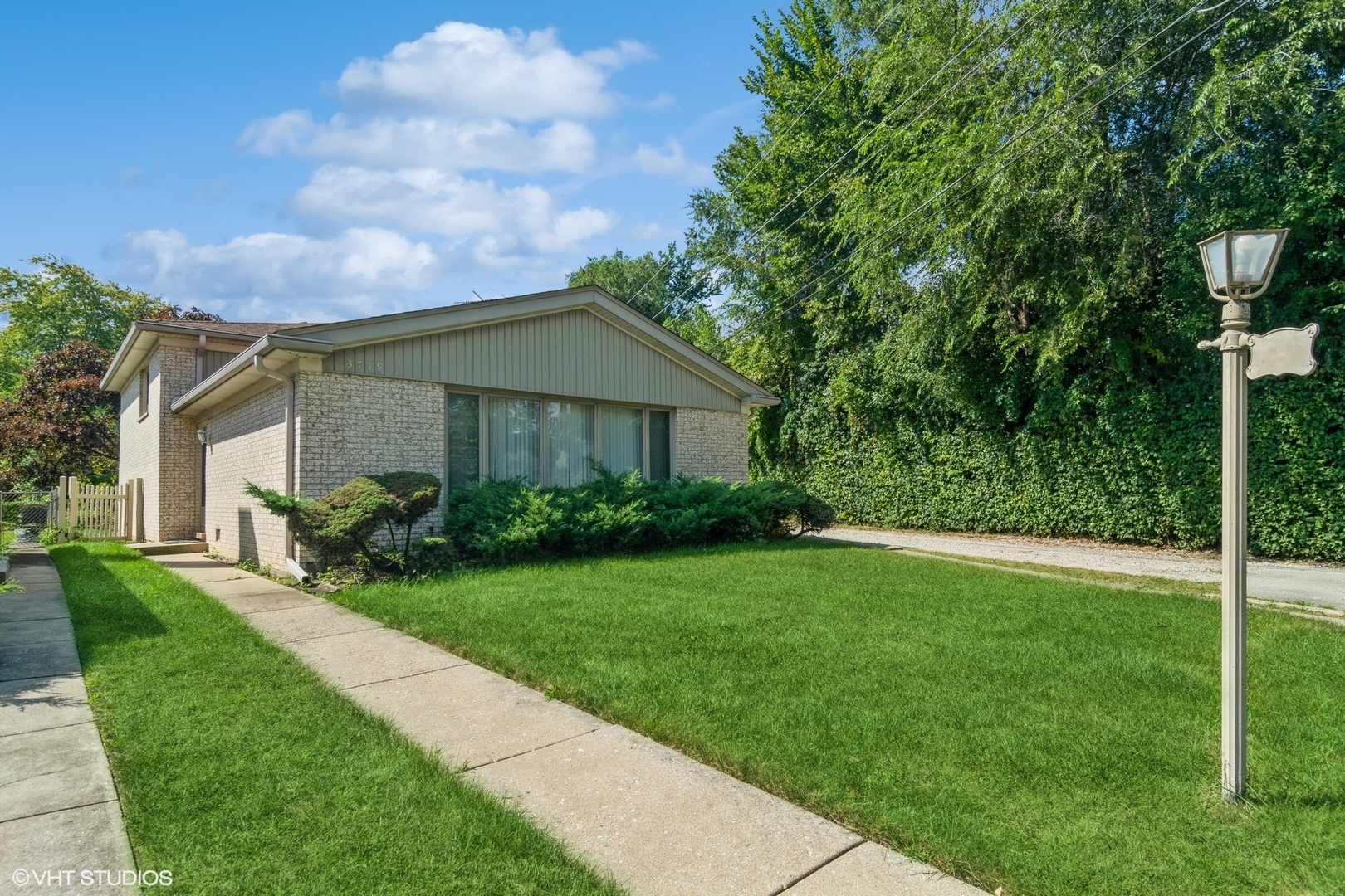 3719 W North Shore Avenue  Lincolnwood IL 60712 photo