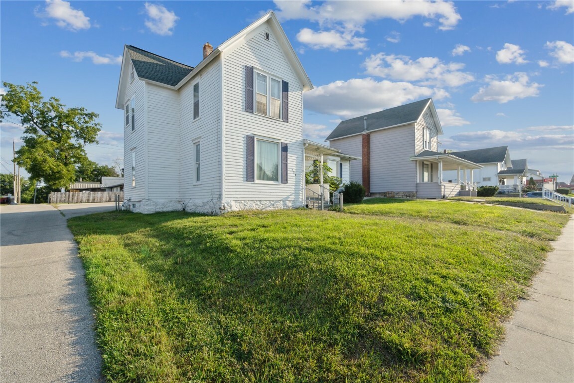 Property Photo:  758 8th Avenue  IA 52302 