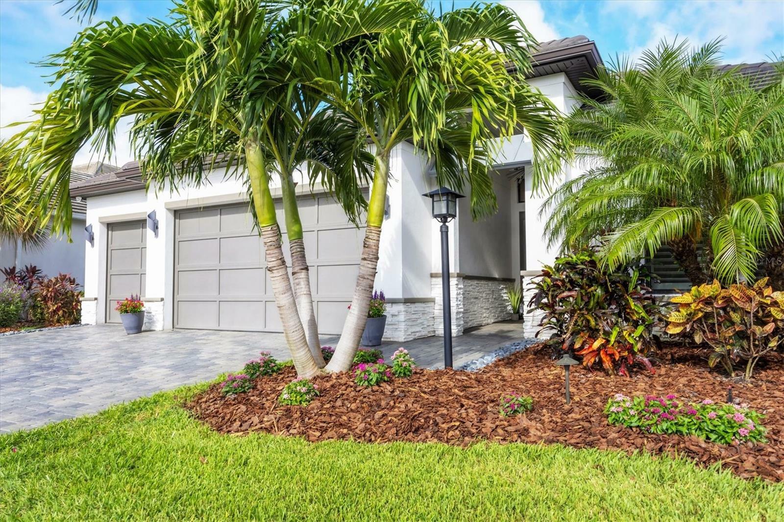 Property Photo:  8125 Grande Shores Drive  FL 34240 