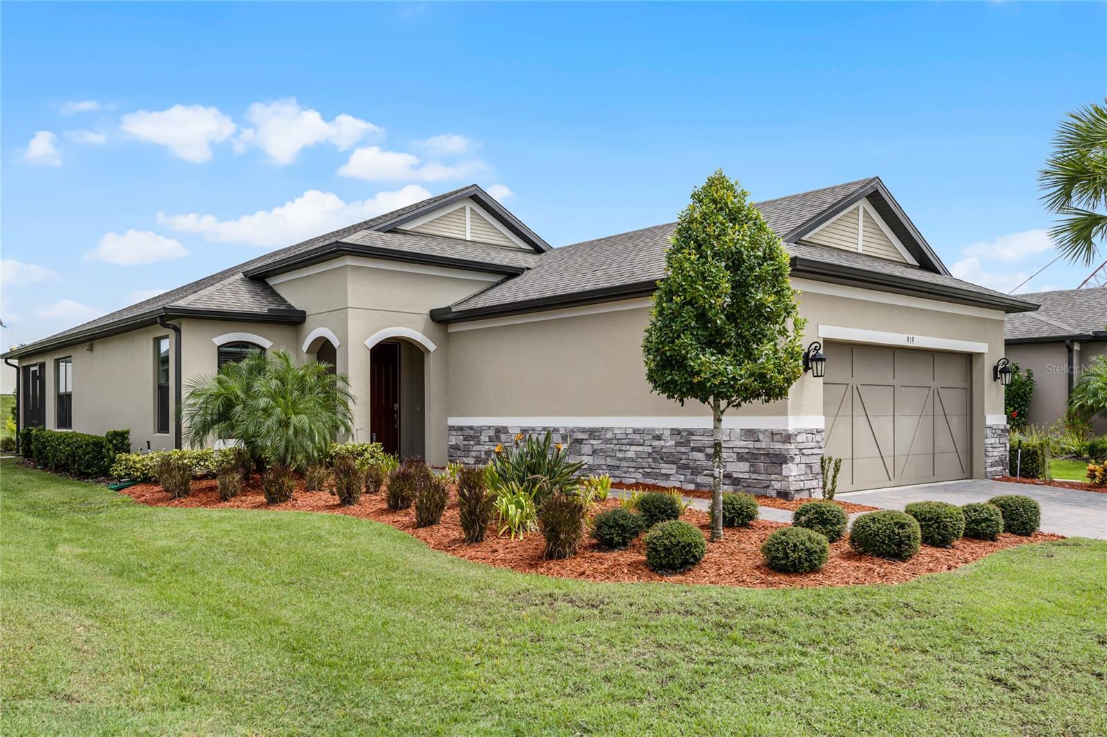 Property Photo: 919 Braewood Drive FL 34715