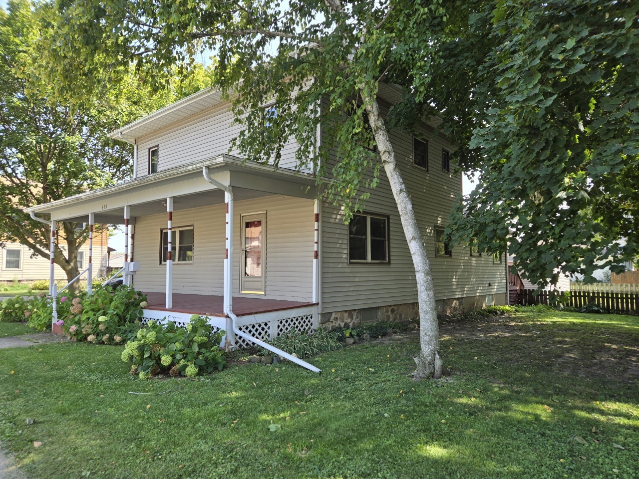 Property Photo:  313 E Geneva St  WI 53121 