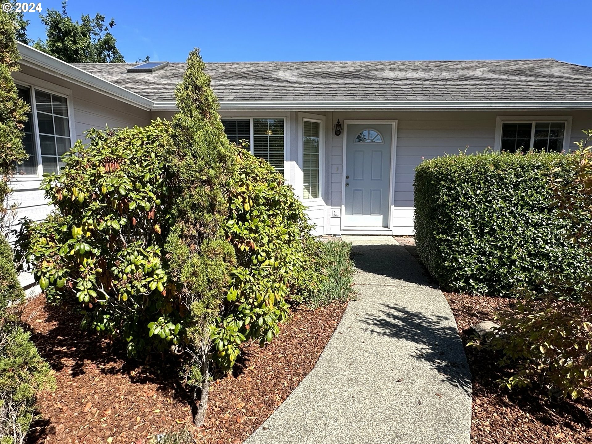 Property Photo:  1430 N Yew Ct  OR 97439 