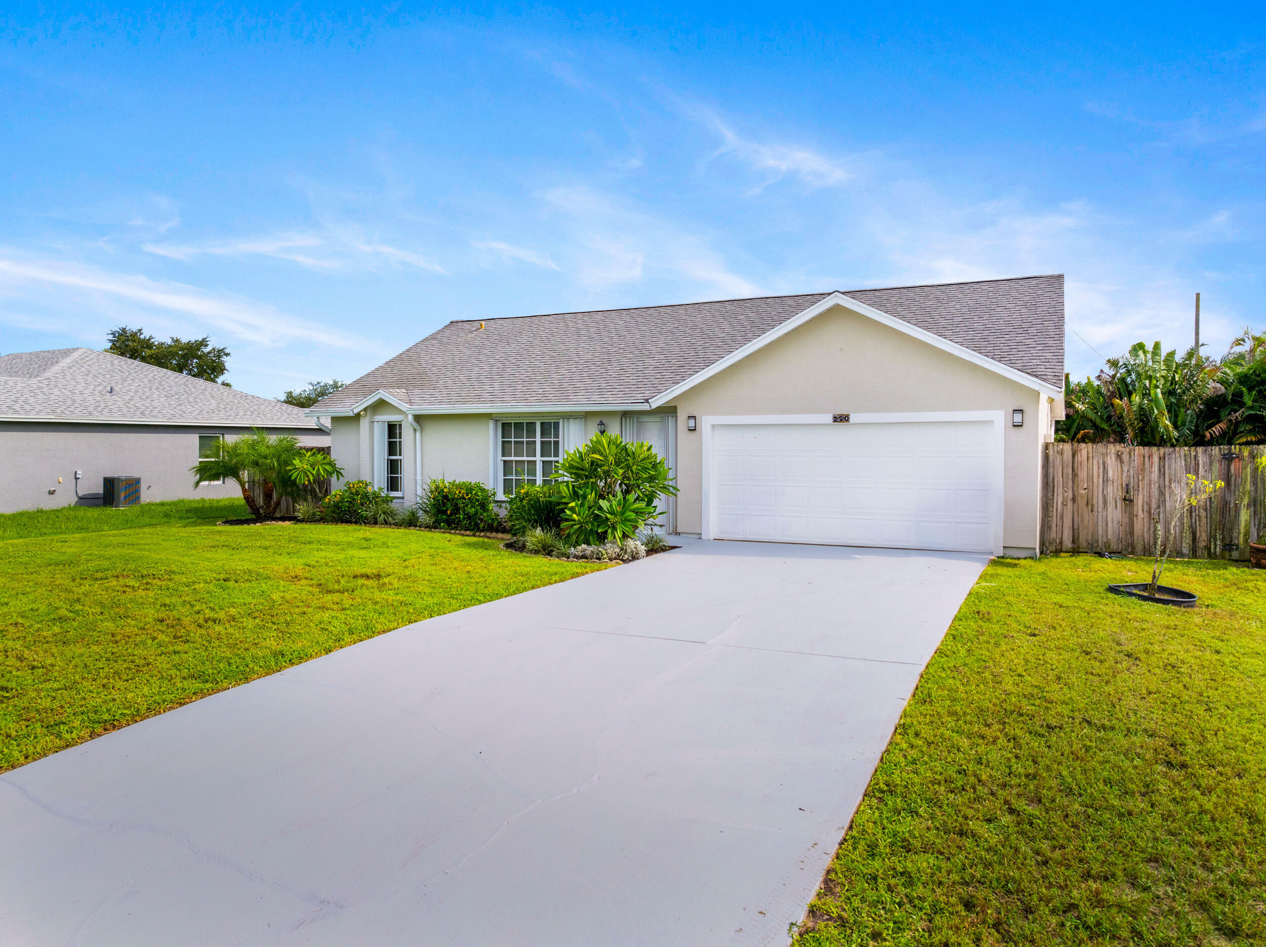 Property Photo:  250 SW Airview Avenue  FL 34984 