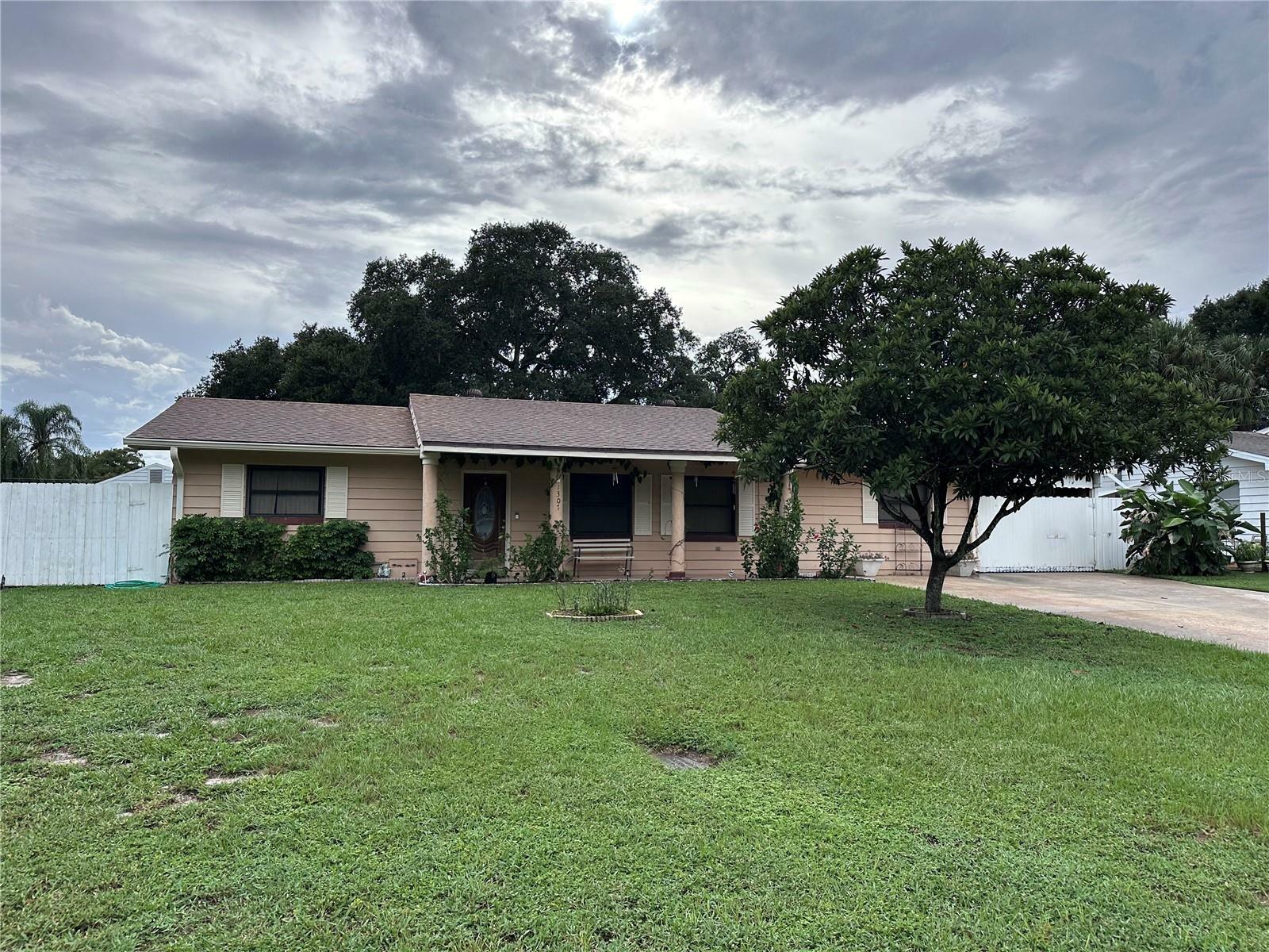 Property Photo:  1307 Lee Court  FL 34748 