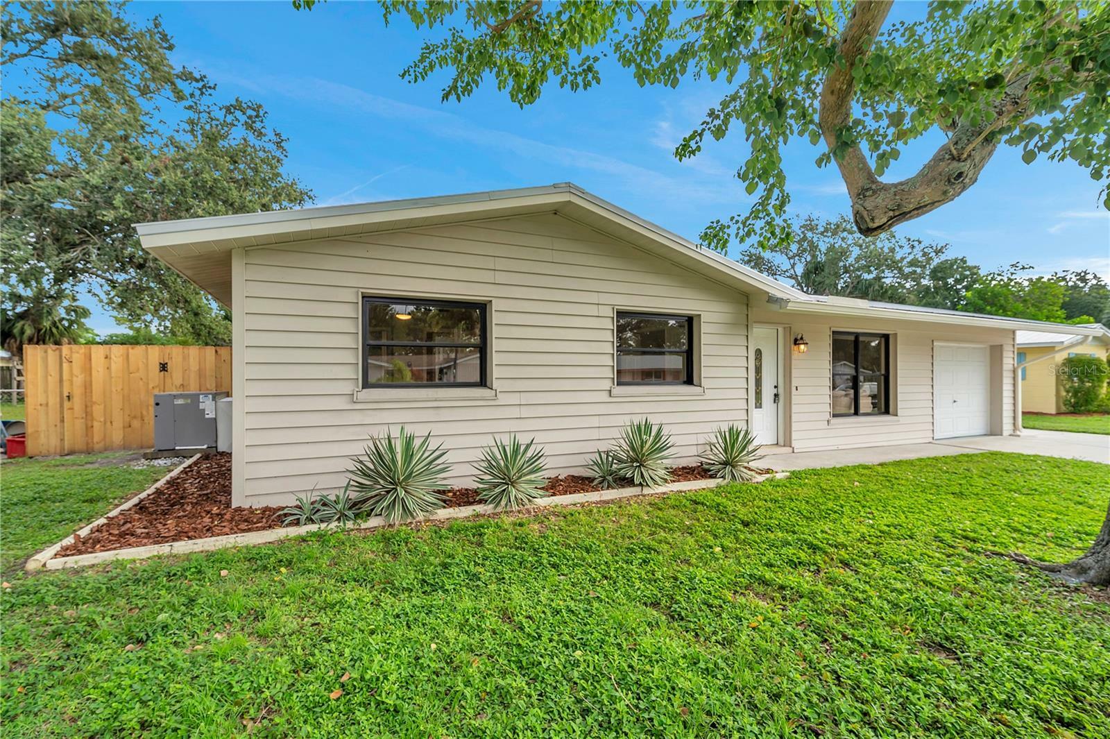 Property Photo:  5321 Laurelwood Place  FL 34232 