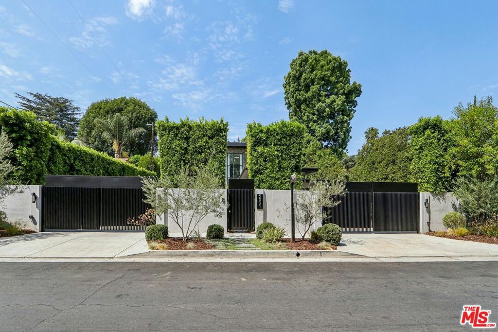 Property Photo:  5301 Amestoy Avenue  CA 91316 