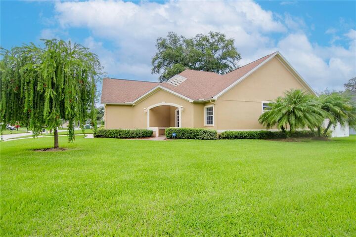 Property Photo:  5510 Foxtail Court  FL 33543 