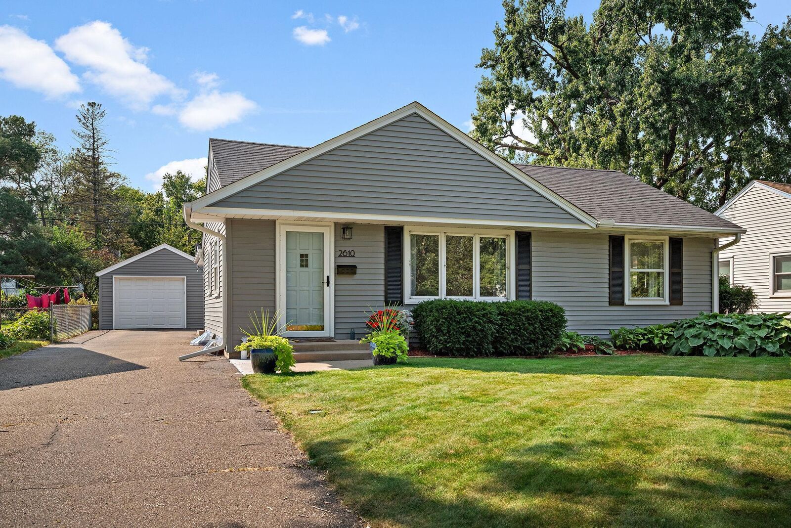 Property Photo: 2610 Jersey Avenue S MN 55426