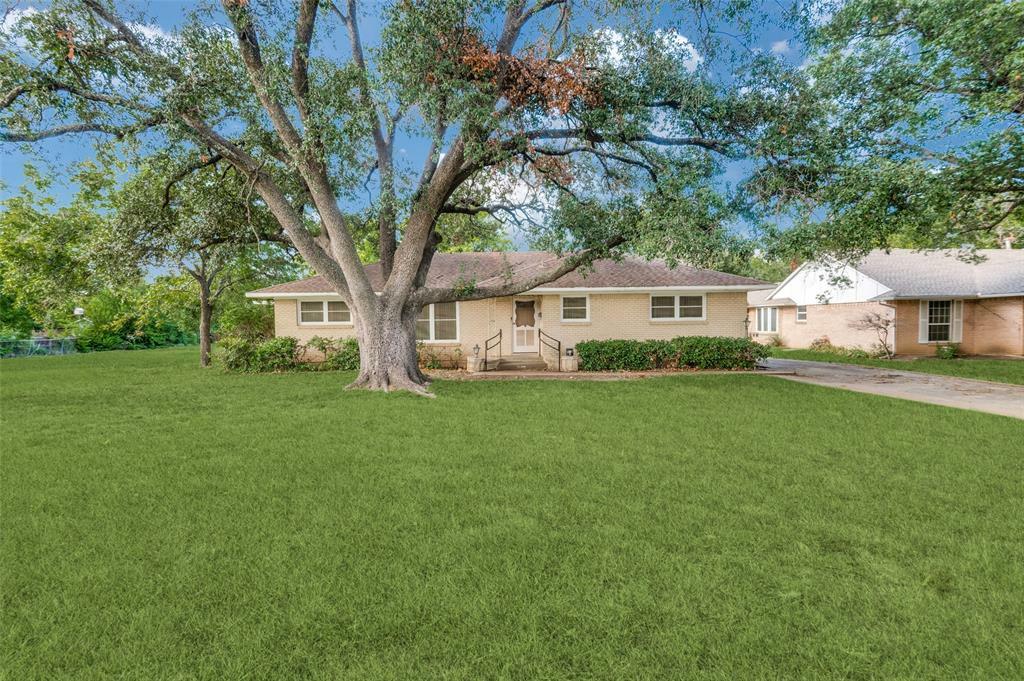 Property Photo:  839 E Worth Street  TX 76051 