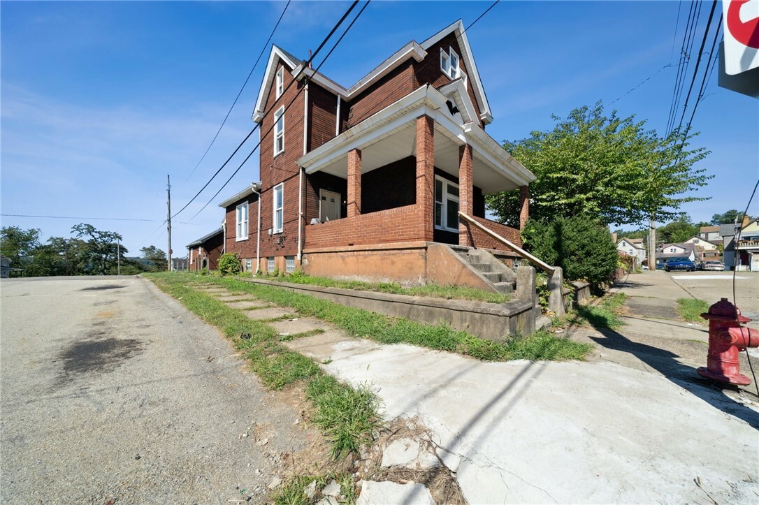 Property Photo:  2622 Milburn St  PA 15132 