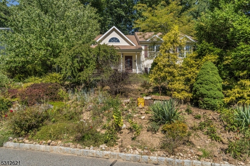 Property Photo:  6 Crestview Dr  NJ 07874 