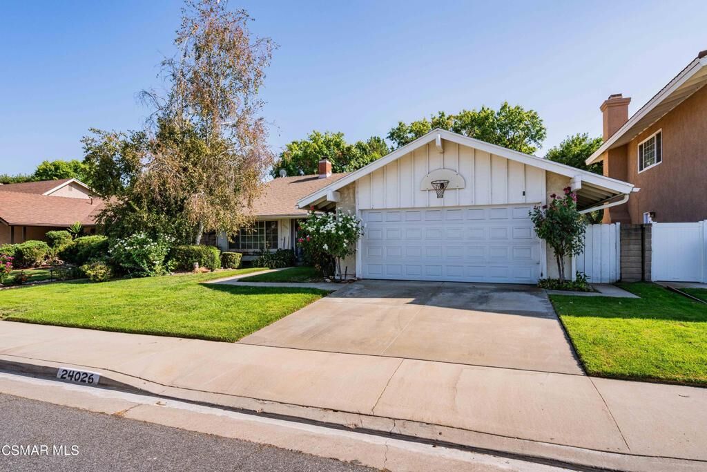 Property Photo:  24026 Avenida Entrana  CA 91355 
