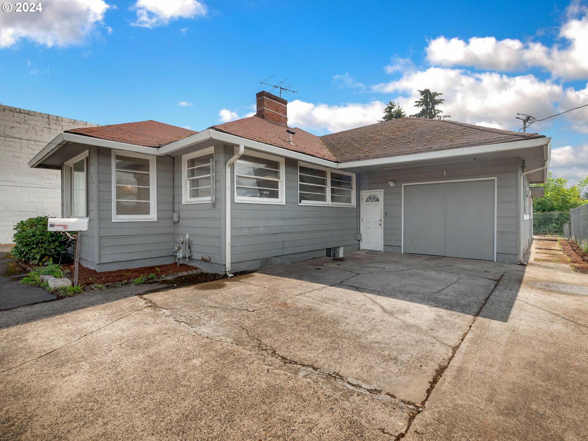 Property Photo:  811 W Fourth Plain Blvd  WA 98660 