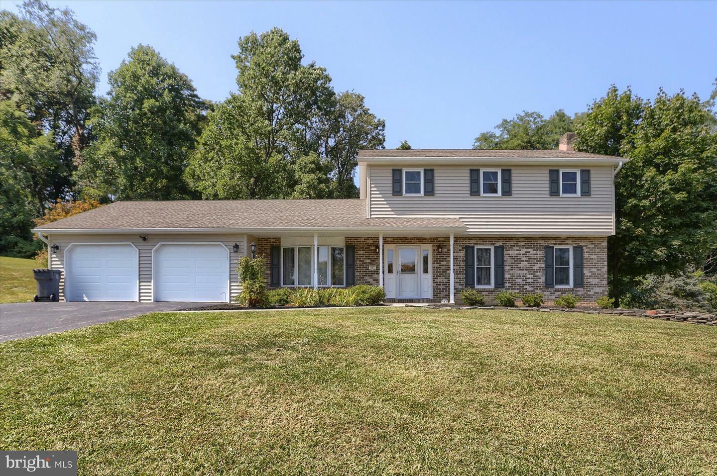 Property Photo:  15 Sequoia Court  PA 17372 