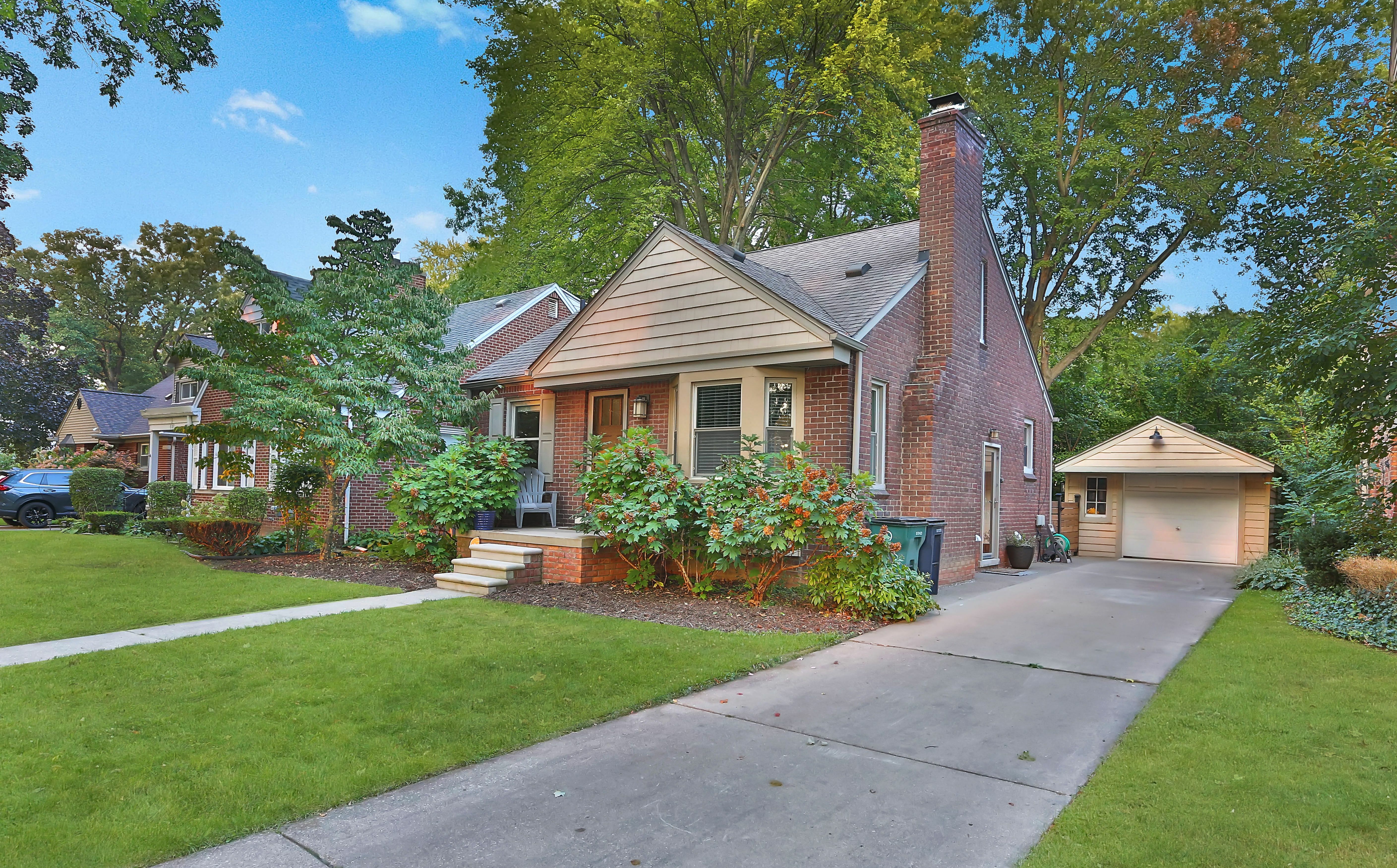 Property Photo:  613 S Connecticut Avenue  MI 48067 2928 