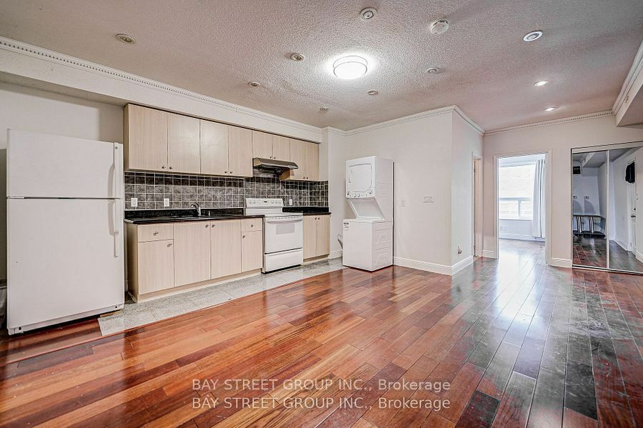 Property Photo:  641 Dupont St  ON M6G 1Z4 