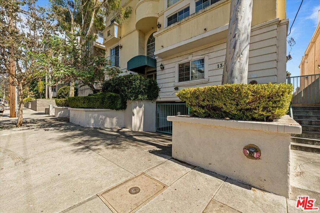 Property Photo:  1342  N Sierra Bonita Ave 102  CA 90046 