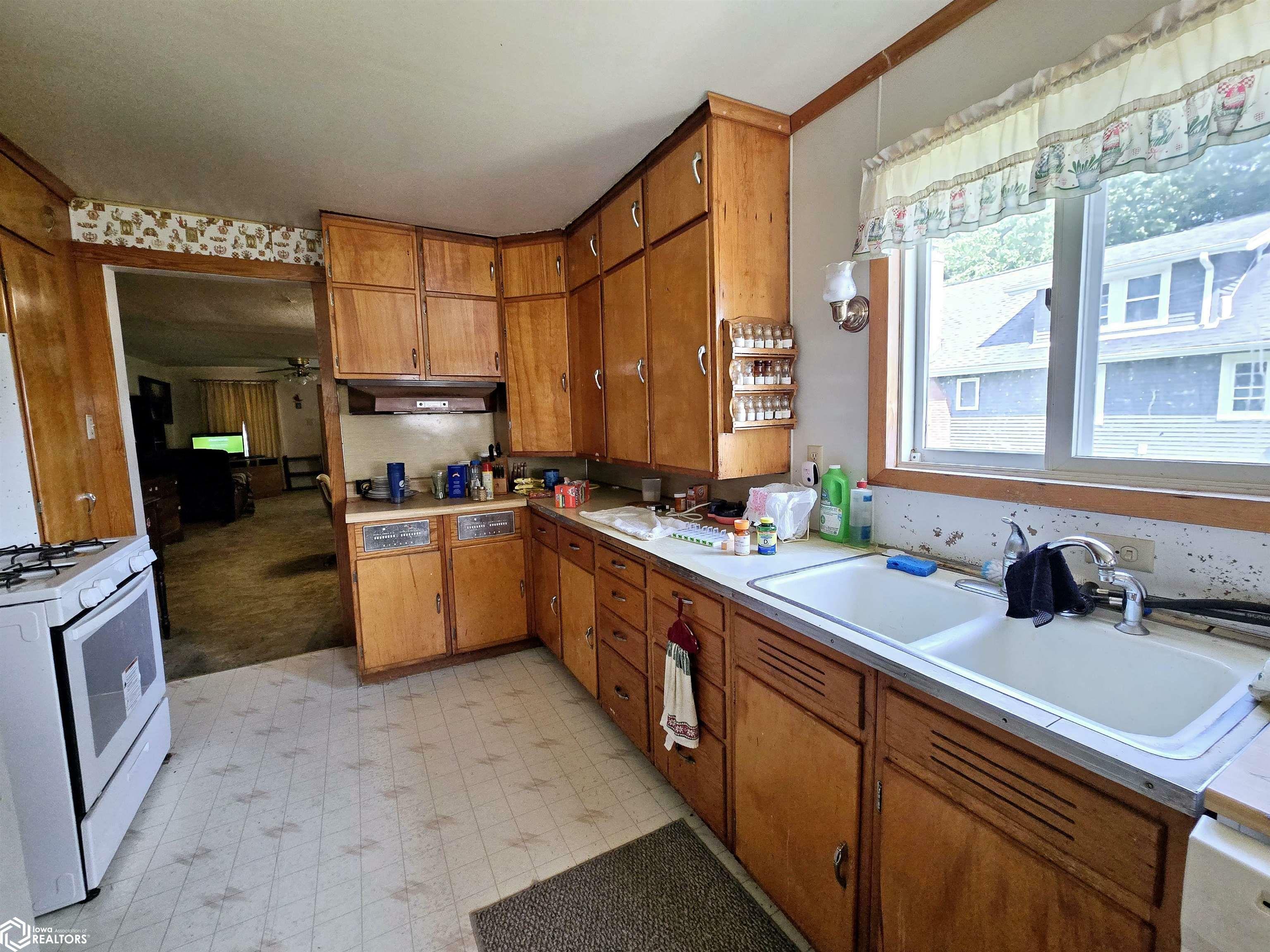 Property Photo:  711 Sweeny Avenue  IA 52601 